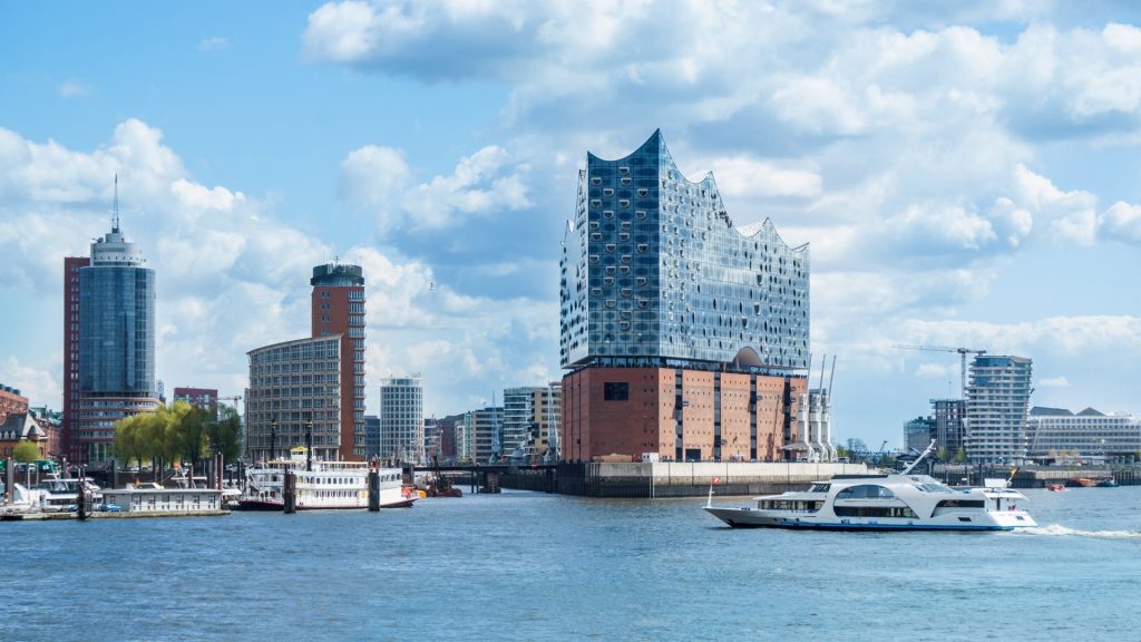 Blick von Wasser aus auf die Hamburger Elbphilharmonie